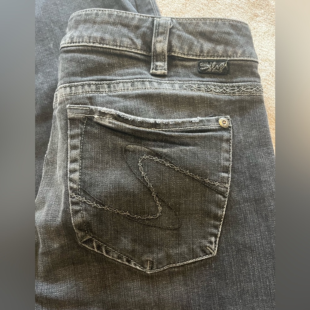 Women’s Silver Capris.